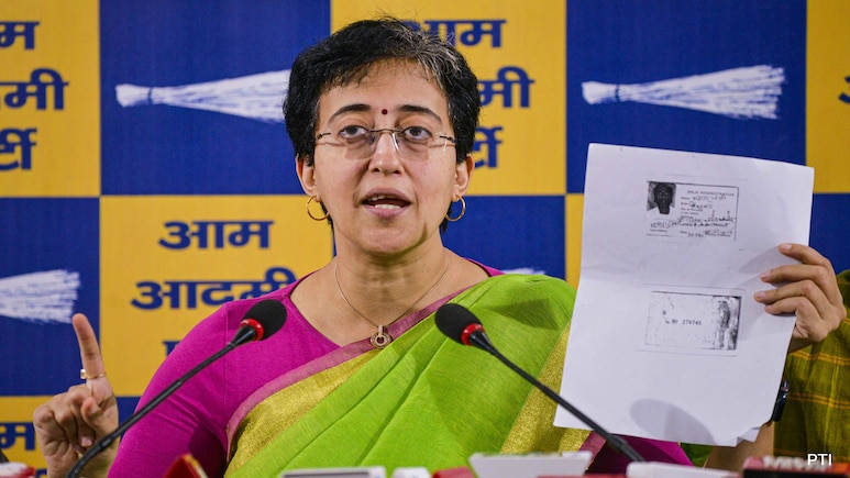 आतिशी का भाजपा पर दो और झुग्गियों पर बुलडोजर चलाने का आरोप, कहा- बचाने के लिए सड़कों पर उतरेंगे आतिशी का भाजपा पर दो और झुग्गियों पर बुलडोजर चलाने का आरोप, कहा- बचाने के लिए सड़कों पर उतरेंगे