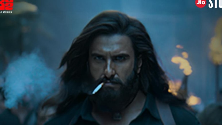 Dhurandhar First Look: आदित्य धर की 'धुरंधर' का फर्स्ट लुक आया सामने, Ranveer Singh का घातक अंदाज कर देगा रोंगटे Dhurandhar First Look: आदित्य धर की 'धुरंधर' का फर्स्ट लुक आया सामने, Ranveer Singh का घातक अंदाज कर देगा रोंगटे