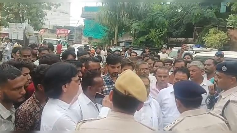 Rajasthan: थानाध‍िकारी सह‍ित 23 पुल‍िसकर्म‍ियों पर ग‍िरी गाज, थाने में युवक की मौत पर एक्‍शन