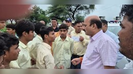 हॉस्टल में अव्यवस्थाओं से त्रस्त हुए आदिवासी छात्र, शिकायत लेकर पैदल ही कलेक्टर से मिलने निकले