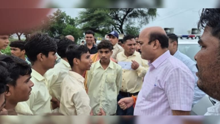 हॉस्टल में अव्यवस्थाओं से त्रस्त हुए आदिवासी छात्र, शिकायत लेकर पैदल ही कलेक्टर से मिलने निकले हॉस्टल में अव्यवस्थाओं से त्रस्त हुए आदिवासी छात्र, शिकायत लेकर पैदल ही कलेक्टर से मिलने निकले