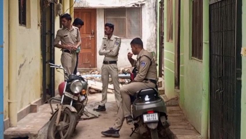 रातभर प्रेमिका और उसकी बेटी की लाश के पास बैठा रहा, दीवार पर लिपस्टिक से लिखा- मैंने मारा है
