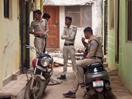 रातभर प्रेमिका और उसकी बेटी की लाश के पास बैठा रहा, दीवार पर लिपस्टिक से लिखा- मैंने मारा है रातभर प्रेमिका और उसकी बेटी की लाश के पास बैठा रहा, दीवार पर लिपस्टिक से लिखा- मैंने मारा है