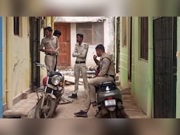 एकतरफा इश्क की कैसी सनक! MP में छेड़खानी की शिकायत पर लड़के ने टीचर को जलाया; जानें पूरा मामला एकतरफा इश्क की कैसी सनक! MP में छेड़खानी की शिकायत पर लड़के ने टीचर को जलाया; जानें पूरा मामला