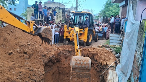 Pushkar: पुष्कर में खुदाई के दौरान बड़ा हादसा, मिट्टी ढहने से मजदूर दबा, रेस्क्यू ऑपरेशन जारी