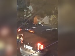Video: Swiggy Delivery Agent Assaulted On Busy Bengaluru Road Video: Swiggy Delivery Agent Assaulted On Busy Bengaluru Road