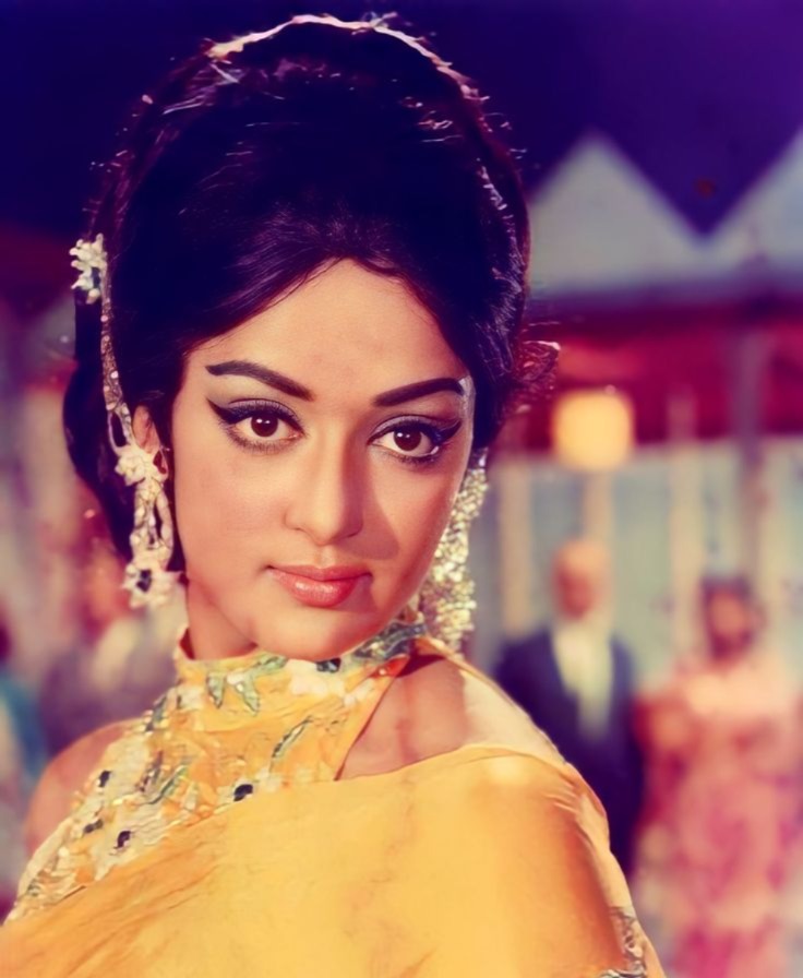 हेमा मालिनी की भतीजी है बॉलीवुड की ये हीरोइन, बिग बी की हिट फिल्म को किया था रिजेक्ट, खूबसूरती में ड्रीम गर्ल से भी आगे...आपने देखी क्या?