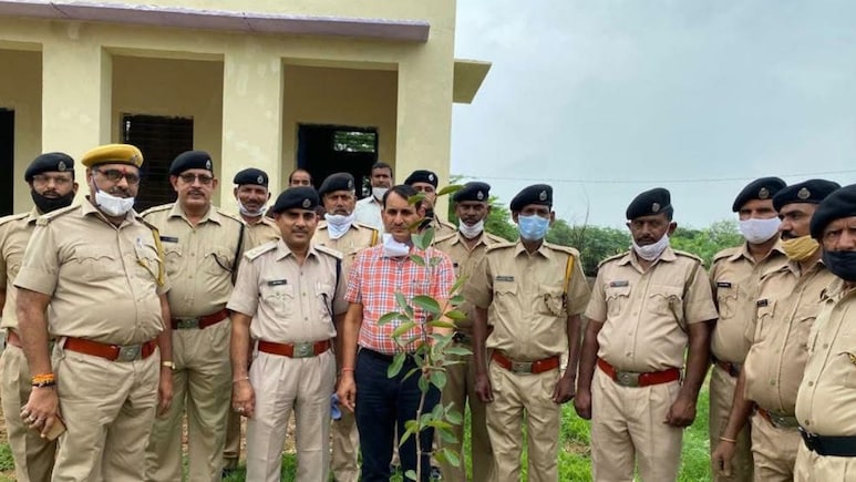 Rajasthan: इस IAS अध‍िकारी को कहते हैं 'पेड़ वाले बाबा', बोले- प‍िता के न‍िधन के बाद बदल गया जीवन का मकसद