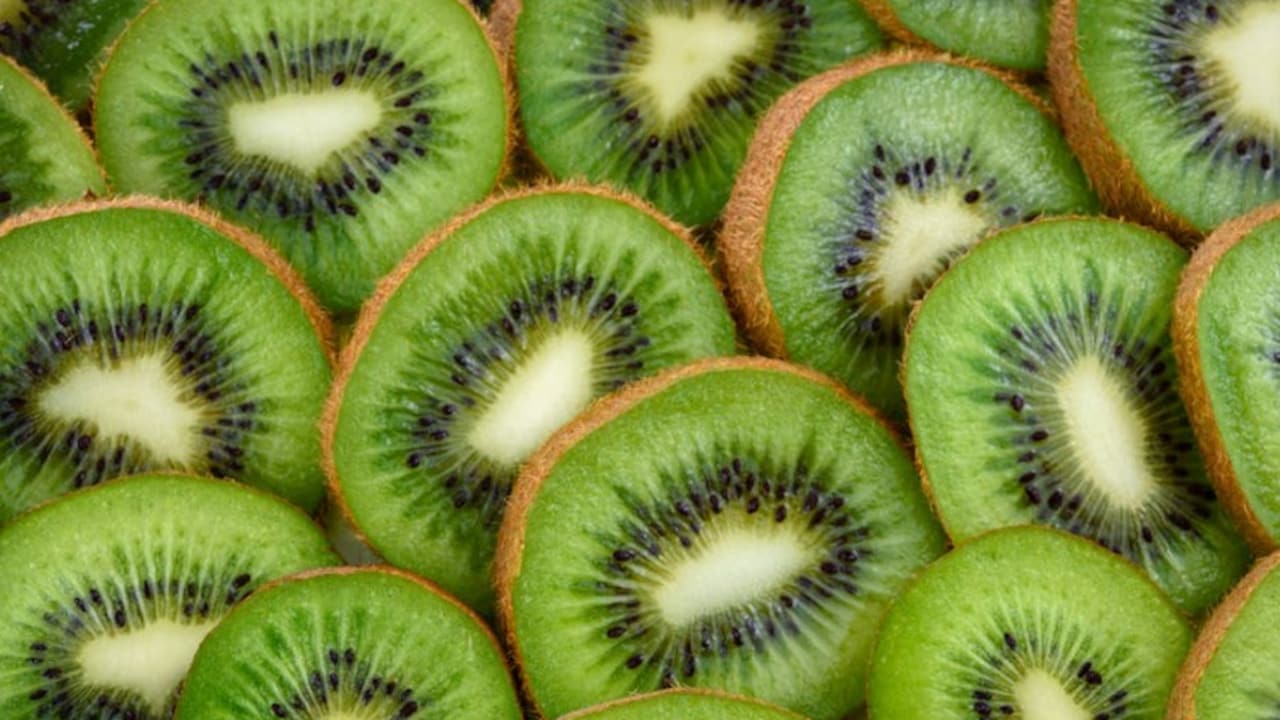 What Is The Right Way To Eat Kiwi? Expert Shares