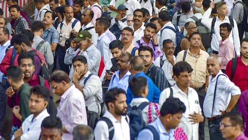 Mumbai Local Train Ticket: QR कोडद्वारे तिकीट बुकींग सेवा स्थगित, रेल्वे प्रशासनाचा मोठा निर्णय