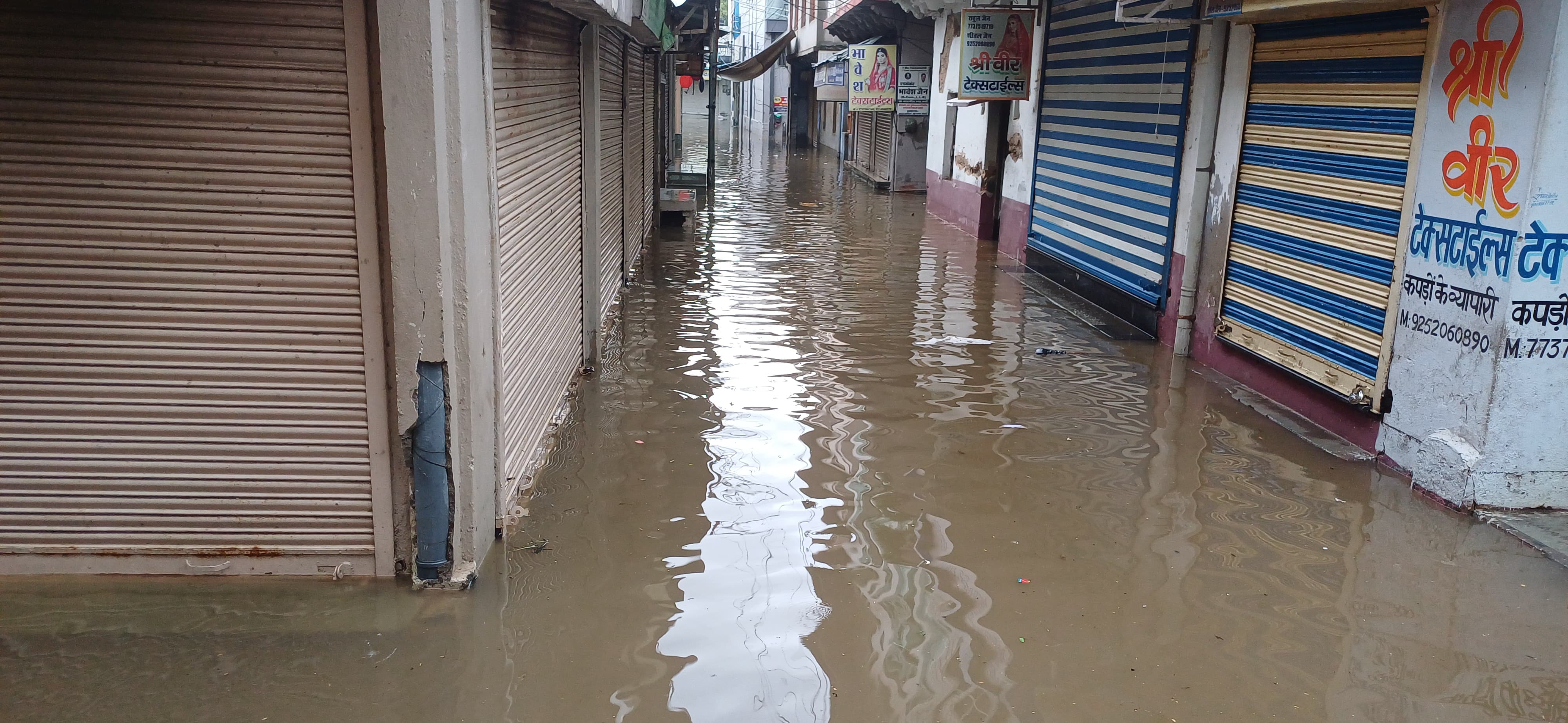 अजमेर बारिश से सड़क पर भरा पानी. अजमेर बारिश से सड़क पर भरा पानी.