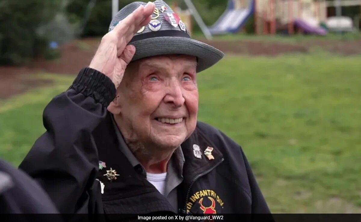 Париж Ден ветеран татко Джейк Ларсън оцелял от германския стрелец на