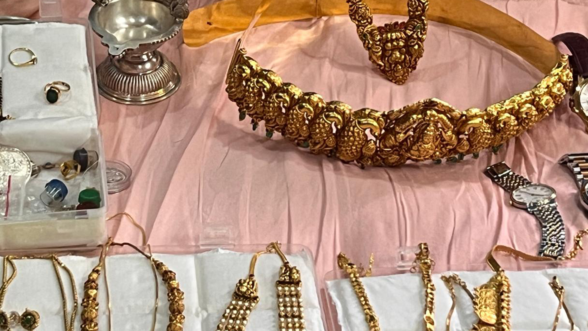 Lokayukta Conducts Raids Against Government Officials In Karnataka; Gold Jewellery And Cash Recovered