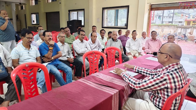 MP: गोकुलचंद्रमा मंदिर ट्रस्ट के 15 ट्रस्टियों पर कोर्ट ने लगाया 1,66000 रुपये का जुर्माना, 7 सदस्यों को हटाया MP: गोकुलचंद्रमा मंदिर ट्रस्ट के 15 ट्रस्टियों पर कोर्ट ने लगाया 1,66000 रुपये का जुर्माना, 7 सदस्यों को हटाया