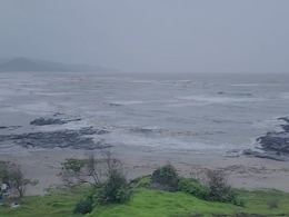 महाराष्ट्र के रायगढ़ जिले में अलीबाग के पास समुद्र में दिखी संदिग्ध नाव, पाकिस्तानी होने का संदेह महाराष्ट्र के रायगढ़ जिले में अलीबाग के पास समुद्र में दिखी संदिग्ध नाव, पाकिस्तानी होने का संदेह