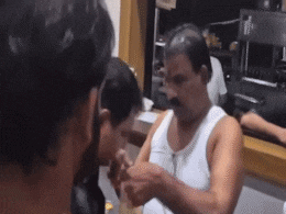 खराब दाल देख गुस्से से लाल हुए शिंदे गुट के विधायक, कर दी कैंटीन संचालक की कुटाई, देखें VIDEO खराब दाल देख गुस्से से लाल हुए शिंदे गुट के विधायक, कर दी कैंटीन संचालक की कुटाई, देखें VIDEO