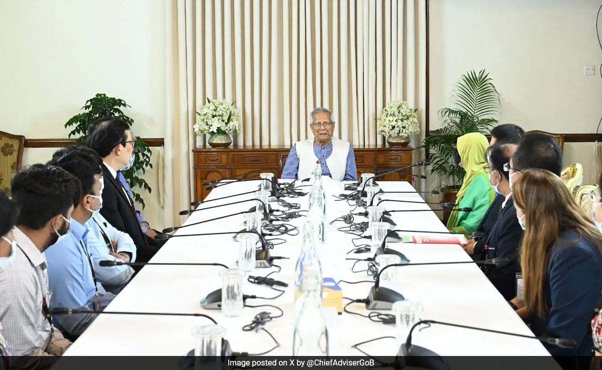 Дака A delegation of 21 physicians and nurses from Singapore