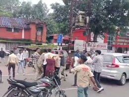 Video: जबलपुर की सड़क पर हाईवोल्टेज ड्रामा, शादी के लिए रजिस्ट्रेशन कराने जा रहे प्रेमी जोड़े पर हमला, मारपीट का वीडियो वायरल Video: जबलपुर की सड़क पर हाईवोल्टेज ड्रामा, शादी के लिए रजिस्ट्रेशन कराने जा रहे प्रेमी जोड़े पर हमला, मारपीट का वीडियो वायरल