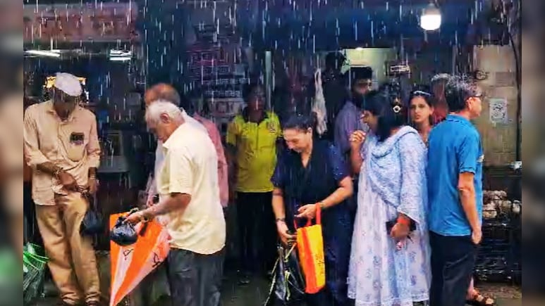 Gatari Amavasya : गटारी थांबायची नाय! तुफान पावसातही नॉनव्हेज प्रेमींची चिकन दुकानाबाहेर गर्दी Gatari Amavasya : गटारी थांबायची नाय! तुफान पावसातही नॉनव्हेज प्रेमींची चिकन दुकानाबाहेर गर्दी