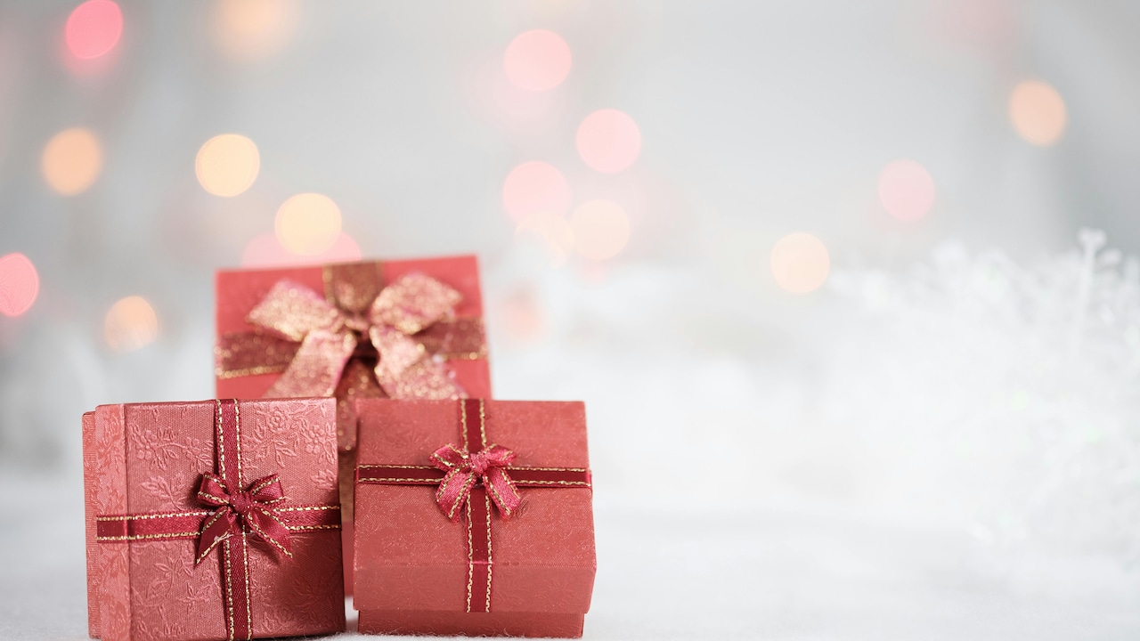Gifting Ideas For Friendship Day 2025 That You Can Choose For Your Best Friend Who Knows You For More Than 10 Years