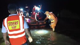 MP में बाढ़ में फंसी गर्भवती महिला का रेस्क्यू, NDRF और SDRF की टीमों ने ऐसे निकाला बाहर&nbsp;