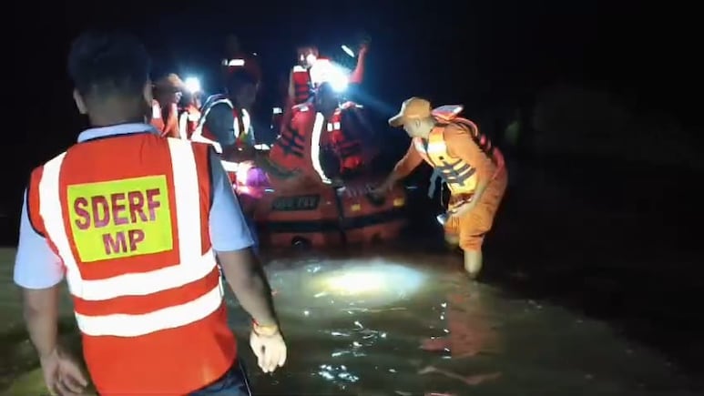 MP में बाढ़ में फंसी गर्भवती महिला का रेस्क्यू, NDRF और SDRF की टीमों ने ऐसे निकाला बाहर MP में बाढ़ में फंसी गर्भवती महिला का रेस्क्यू, NDRF और SDRF की टीमों ने ऐसे निकाला बाहर