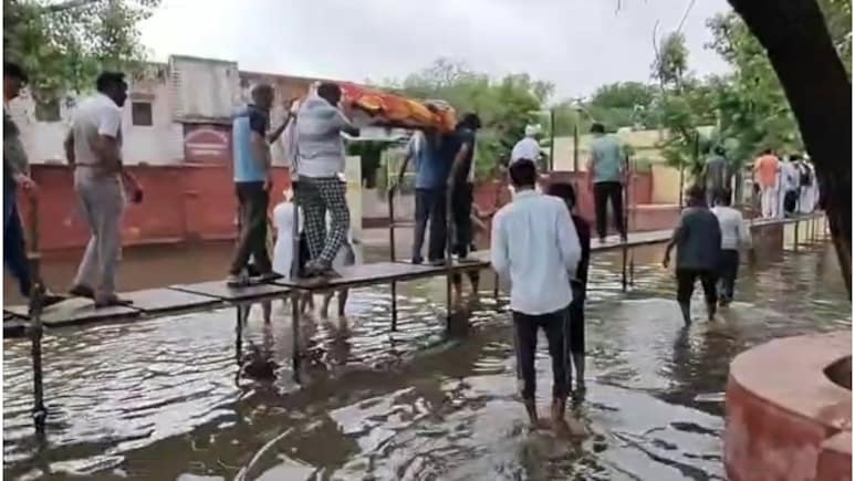 Rajasthan Weather: श्मशान घाट पानी में डूबा, भाजपा नेता ने 2 घंटे में पुल बनाकर निकलवाई अंतिम यात्रा