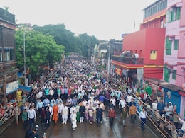मुझे डिटेंशन सेंटर में डाल दो... बंगालियों से भेदभाव के मुद्दे पर CM ममता  का पैदल मार्च, BJP पर जमकर बरसीं