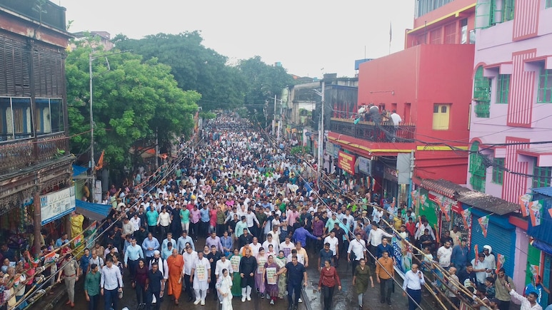 मुझे डिटेंशन सेंटर में डाल दो... बंगालियों से भेदभाव के मुद्दे पर CM ममता  का पैदल मार्च, BJP पर जमकर बरसीं