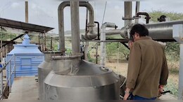 Rajasthan: गौधन अर्क से बना करोड़पति&zwj;, जानें गौमूत्र से कैसे बदल गई इलेक्&zwj;ट्रॉन&zwj;िक दुकानदार की ज&zwj;िंदगी