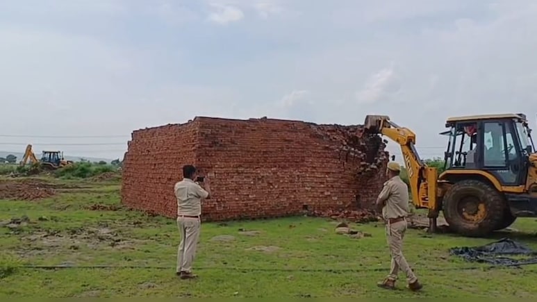 झालावाड़ में अवैध कब्जे पर चला बुलडोजर, 500 बीघा जमीन को कराया अतिक्रमण मुक्त