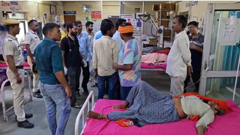 करौली में दर्दनाक हादसा, वैन और पिकअप की जोरदार टक्कर; चार महिलाओं की मौत 