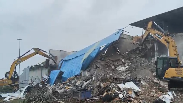 Bulldozer Action: भोपाल में "मछली" परिवार के अवैध निर्माण पर गरजा बुलडोजर, जानिए क्यों सख्त हुआ प्रशासन Bulldozer Action: भोपाल में "मछली" परिवार के अवैध निर्माण पर गरजा बुलडोजर, जानिए क्यों सख्त हुआ प्रशासन