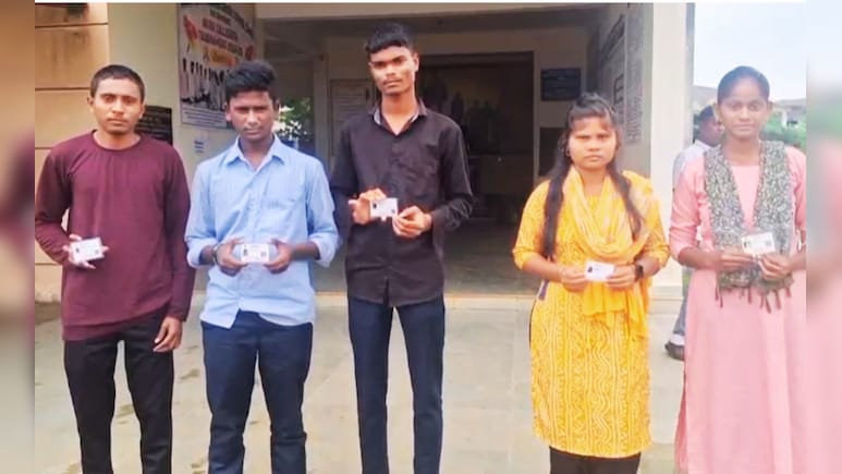 Chandrapur News : 'आधार कार्डा'बाबत दुर्लक्ष, चंद्रपुरातील विद्यार्थी हक्कापासून वंचित, शिष्यवृत्तीचा लाभही मिळेना Chandrapur News : 'आधार कार्डा'बाबत दुर्लक्ष, चंद्रपुरातील विद्यार्थी हक्कापासून वंचित, शिष्यवृत्तीचा लाभही मिळेना