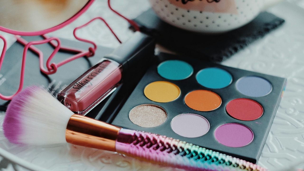 Shop eyeshadow palettes under ₹500 on Myntra to create versatile looks