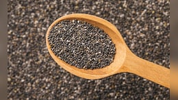 Chia Seeds Benefits: चिया सीड्स खाण्याची योग्य वेळ, सकाळी की संध्याकाळी? शरीराला मिळतील मोठे फायदे