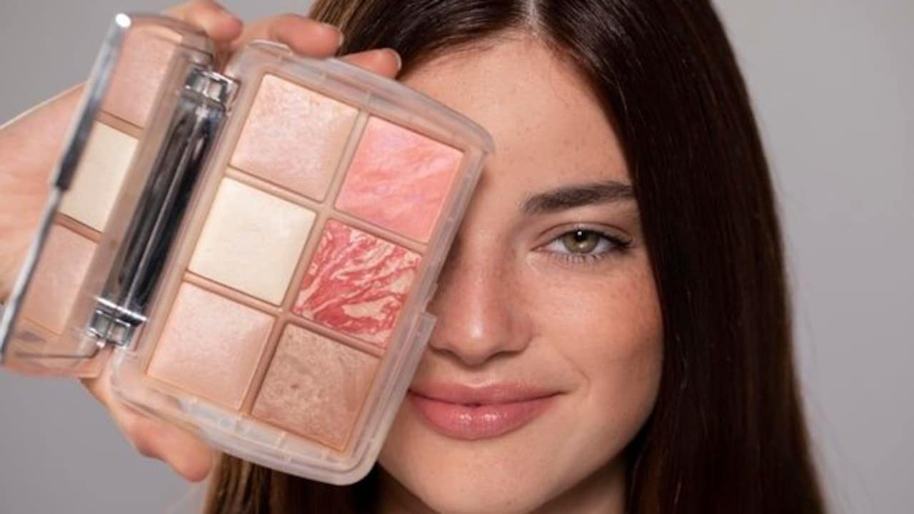 Pamper yourself with Lakmes luxe makeup gift set under ₹2,000 on Amazon