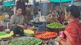 Vegetable price Hike: महंगी सब्जियों ने बिगाड़ा किचन का बजट, बैंगन 100 रुपये पार तो टमाटर के दाम लोगों के चेहरे कर रहे लाल