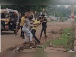 "पुलिस को बताया तो खत्म कर देंगे..."ऑटो चालक और पैसेंजर को बदमाशों ने लाठी-डंडों से पीटा, शीशे फोड़े और पैसे भी लूटकर ले गए 