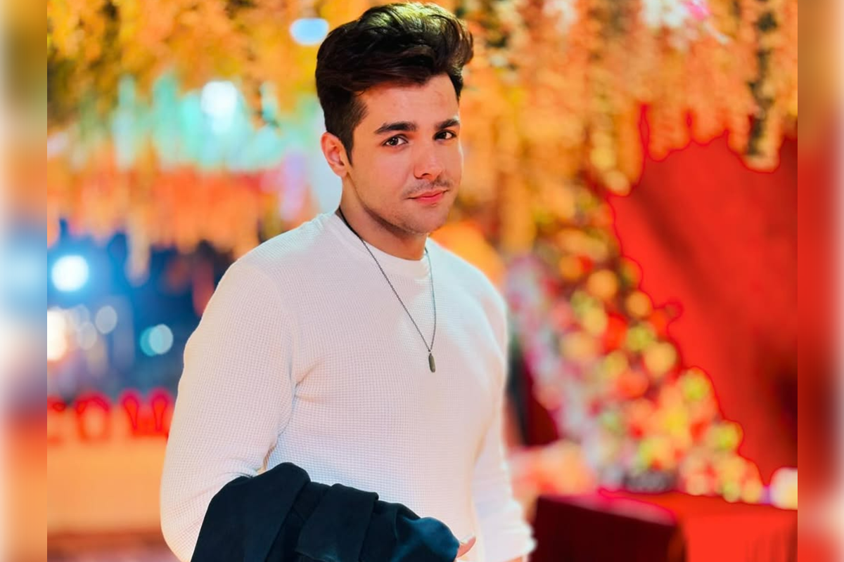 Ashish Chanchlani's Simple Gesture Wins Hearts At The Airport; Podcaster Siddharth Guru Says "That's Why He's Popular"