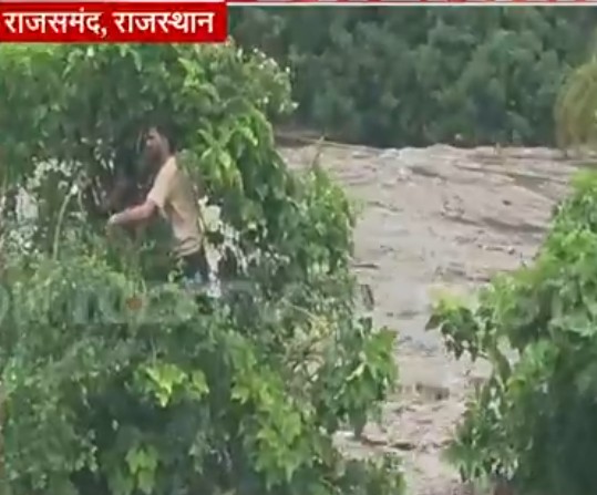 राजस्थान: तेज बहाव में फंसी स्कूली वैन,कई बच्चे वैन में हैं मौजूद, NDRF ने शुरू किया रेस्क्यू ऑपरेशन
