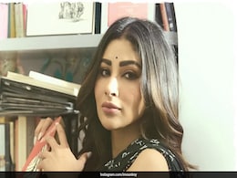 Mouni Roy Channels Her Inner Bengali Belle In A Black Printed <i>Saree</i> Mouni Roy Channels Her Inner Bengali Belle In A Black Printed <i>Saree</i>