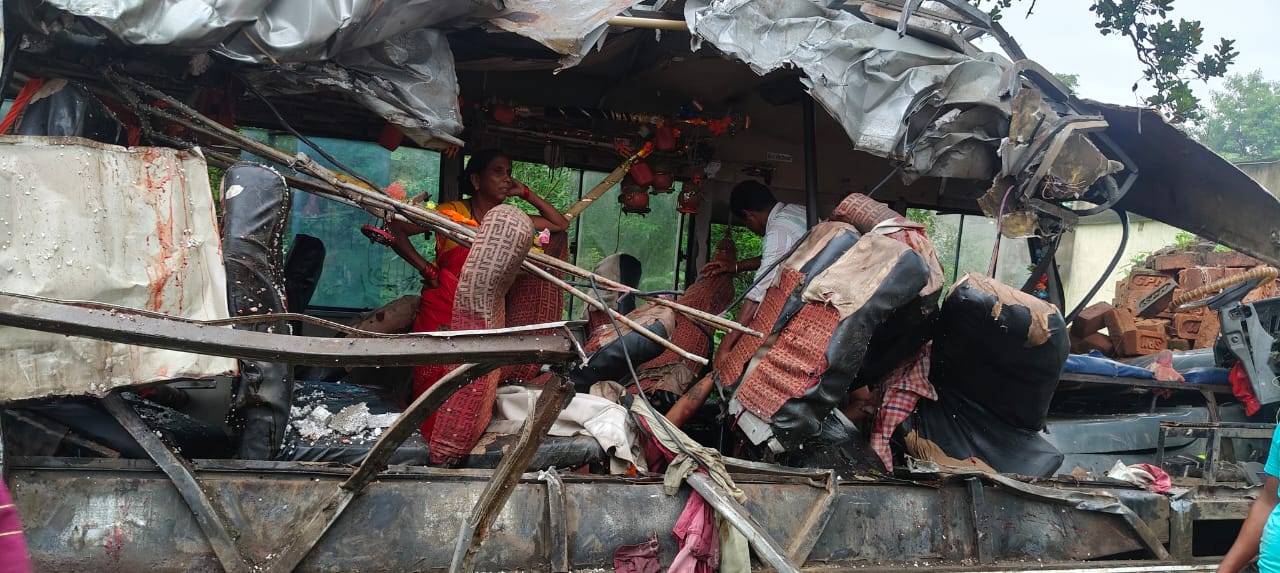झारखंड के देवघर में सड़क हादसा, 4 कांवड़ियों की मौत कई अन्य घायल