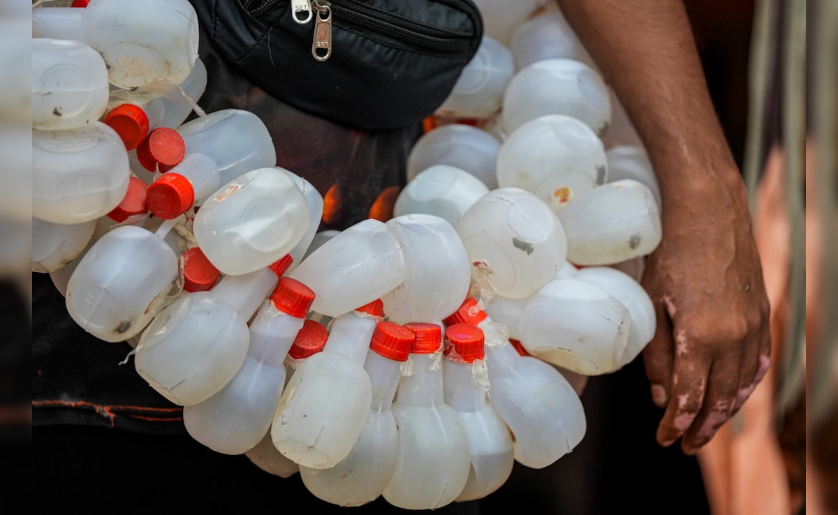 कुछेक कांवड़िये 108 पात्रों में गंगाजल भरकर शिव के जलाभिषेक के लिए निकले. कुछेक कांवड़िये 108 पात्रों में गंगाजल भरकर शिव के जलाभिषेक के लिए निकले.