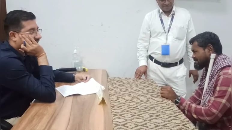दो पत्नियों वाला नेत्रहीन भिखारी पहुंचा कलेक्ट्रेट, दोनों बीवियों को लेकर की ऐसी मांग, सुनकर चौंक गए अफसर