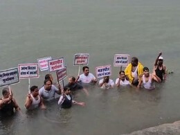 कोटा में भारी बारिश के बीच चंबल नदी में कांग्रेस का जल सत्याग्रह, नगर निगम के खिलाफ प्रदर्शन जारी