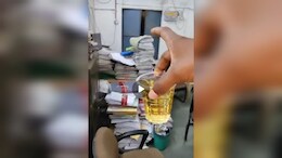 ऑफिस टेबल पर शराब और गिलास के साथ दिखे कर्मचारी, छात्र बोले&ndash; महीनों से हो रहा है यह सब