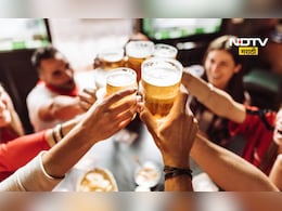 Alcohol Effect: किती प्रमाणात दारू प्यायल्याने लिव्हरवर परिणाम होत नाही? डॉक्टर काय सांगतात? Alcohol Effect: किती प्रमाणात दारू प्यायल्याने लिव्हरवर परिणाम होत नाही? डॉक्टर काय सांगतात?