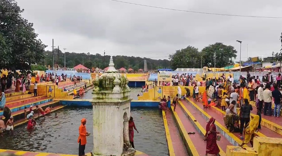 अमरकंटक में भक्तों की खास भीड़ अमरकंटक में भक्तों की खास भीड़