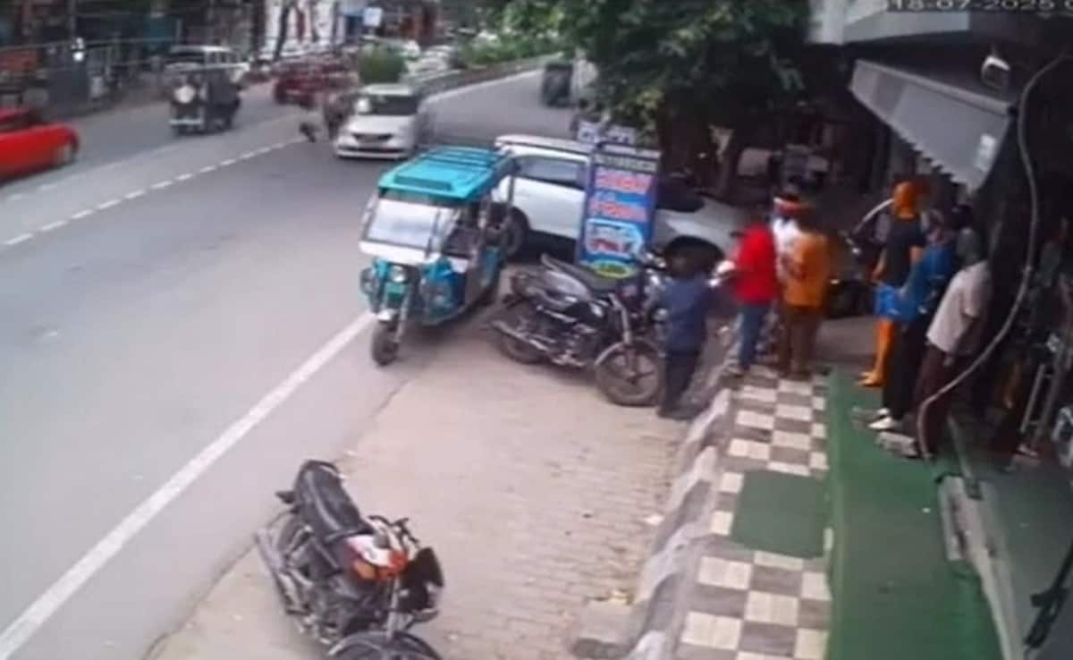 On CCTV, 2 People Tossed Into Air As Speeding Car Hits Them In Delhi